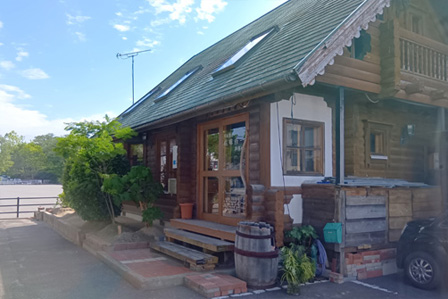 郡山駅からの桜通りと内環状道路の交差点付近にあります。郡山市から離れた場所にお住まいでも、事務所がログハウスなので、内環状道路と桜通りの交差点を目指してくれば、場所は、大変わかりやすいと思います。写真